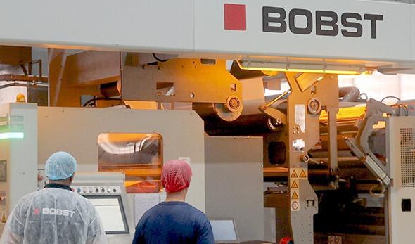 Foto funcionários utilizando produtos Bobst.