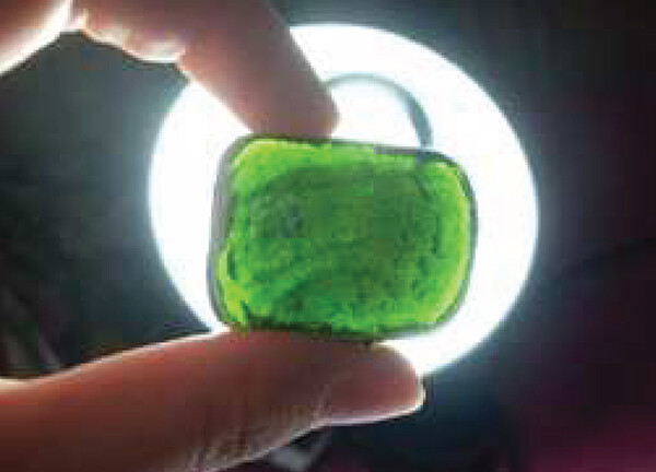 Foto de amostra de Vidro com 100% de ADF em substituição à sílica, POLLI, 2014.