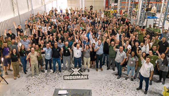 Foto do pessoal da Indumak.