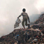 Imagem de menor de idade em um aterro de lixo.