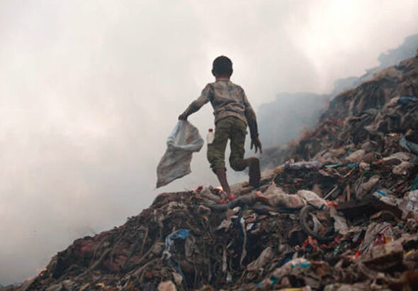 Imagem de menor de idade em um aterro de lixo.