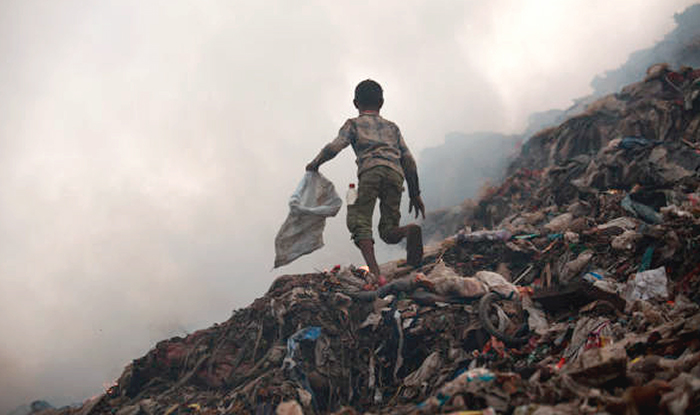Imagem de menor de idade em um aterro de lixo.